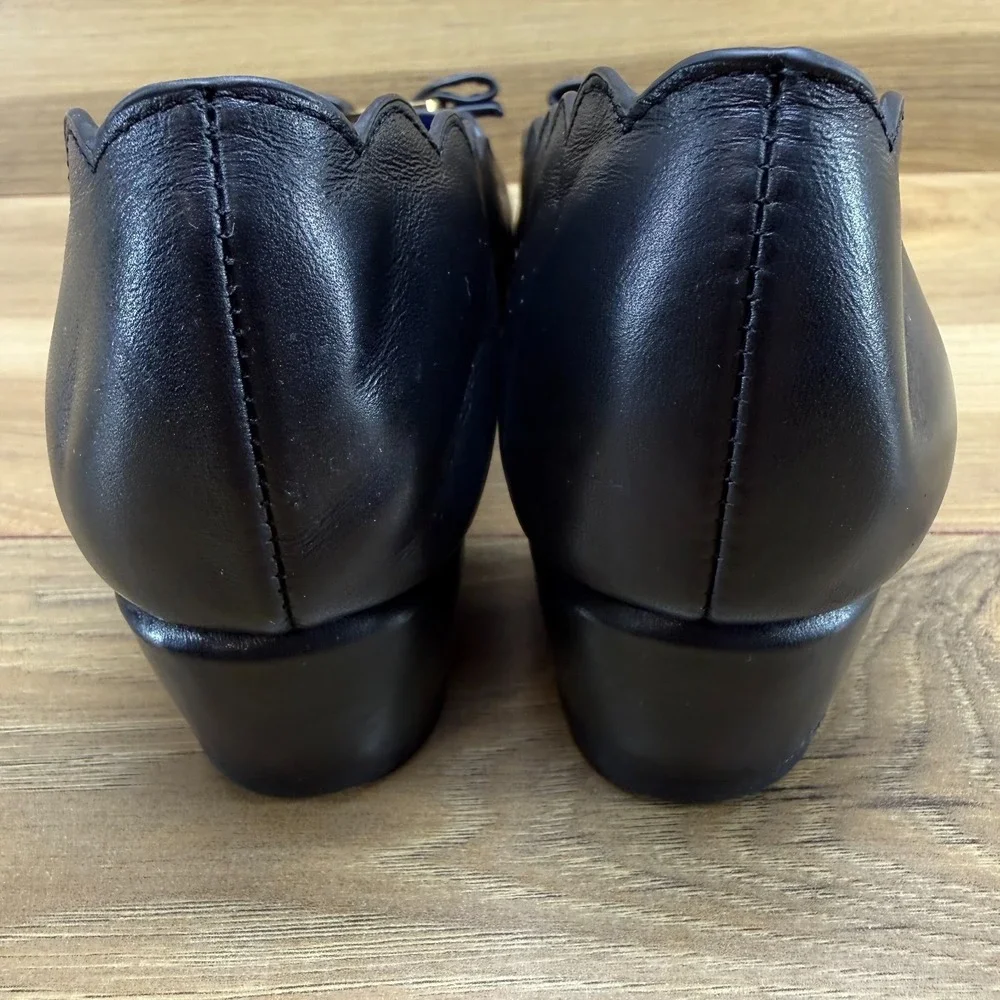 Salvatore Ferragamo Vara‎ Shell Pumps 7 D Black Leather Scalloped Low Heel